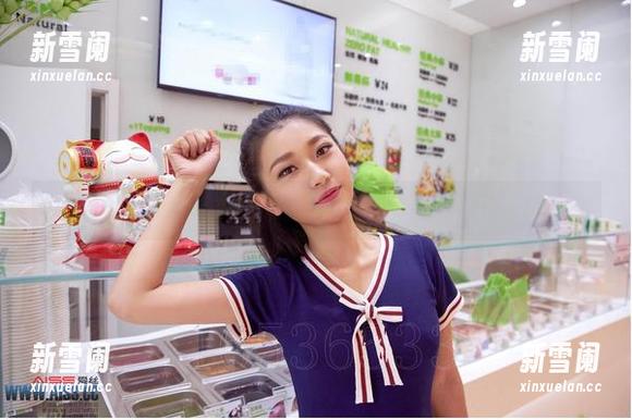 公交站的免费写真，约吗？爱丝等你来拍！