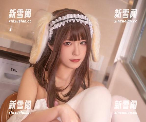 Quan冉有点饿的泳池写真，私拍中的水花四溅