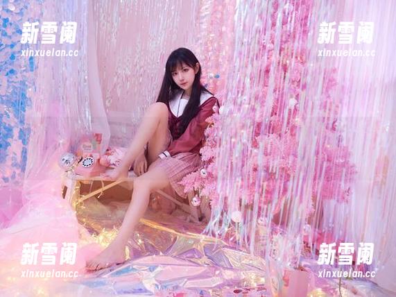 Shika小鹿鹿大热天的自拍琐碎，原图好像出戏了？壁纸倒挺不错。