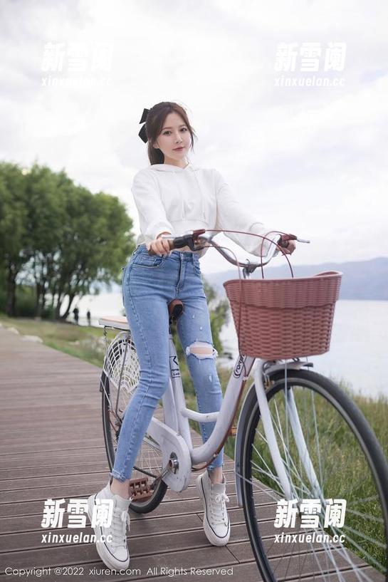 Xiuren秀人网 - 白白Alina修女：无圣光也能优雅，图包中的小细节让人忍不住想多看几眼！