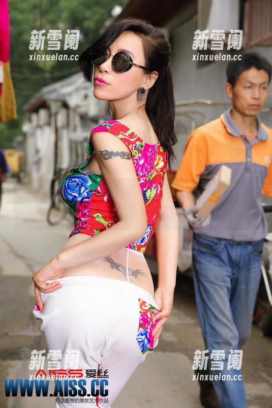 aiss - 原图中的索菲学妹，喵！这表情，像是在求关注呢？