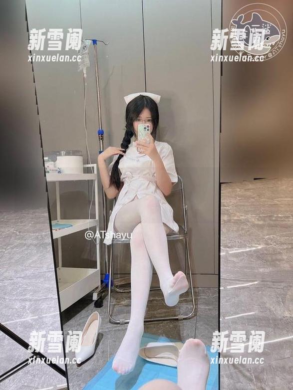 at鲨鱼的这组JK黑丝图集，靓丽又迷离，真有点眼花缭乱……