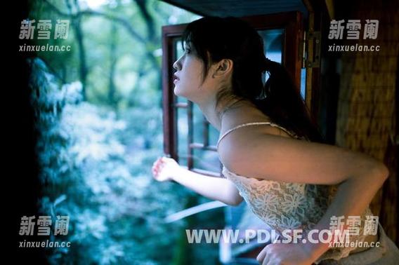 partycat轰趴猫 - 无圣光中的温心怡双人图集，这样的互动让观众情不自禁想象。