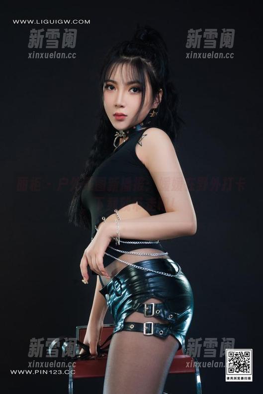 丽柜 - 户外美图新播报：媛媛在野外打卡，下载就带走吧！