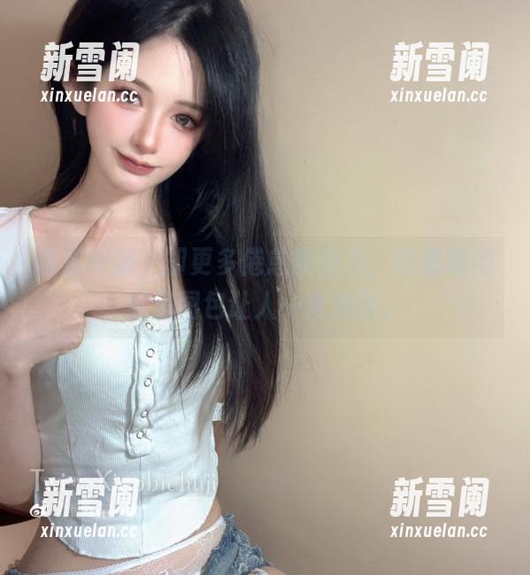 说是制服，却更多倦怠的魅力，倦倦喵的私房图包让人一言难尽。
