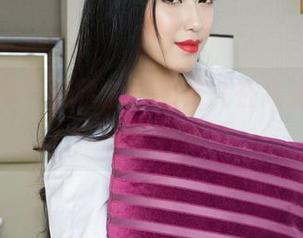 克拉女神 – 汤怡的御姐范儿在高清中绽放，快来下载喵