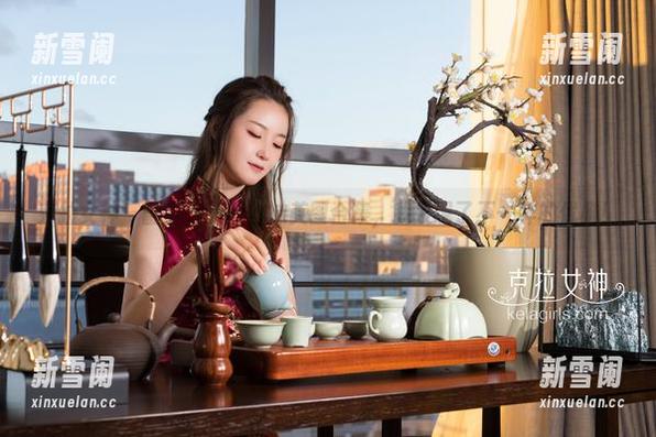 克拉女神 - 翻开菲菲的丝袜美图合集，我发现了不一样的优雅！