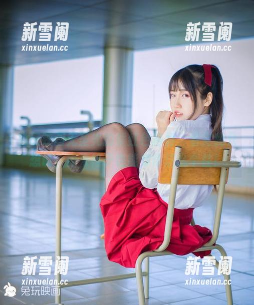 兔玩映画无圣光的紫红色格裙，看完我只想说，原来格子也能穿得这么个性！
