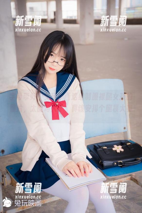 字母带好，兔玩映画这组制服裸腿女孩的照片，太能勾人了，真该安排个腿模大赛。