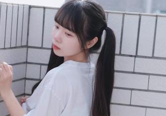 无法抗拒的短裙：可可小白兔的私拍图包，就像意犹未尽的心愿。