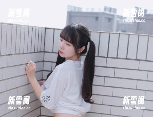 无法抗拒的短裙：可可小白兔的私拍图包，就像意犹未尽的心愿。