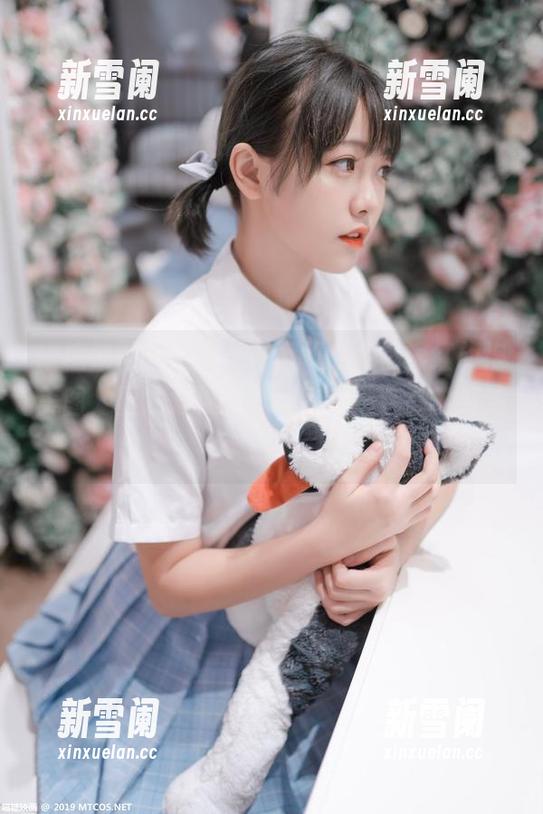 喵糖映画在这里，有最新的高雄银红旗袍美图，显然是要掀起一阵“潜水久的波浪”。
