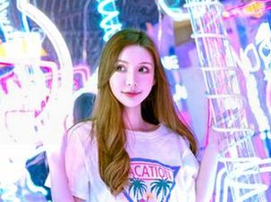 嗲囡囡 – 施忆佳KITTY白衬衫原图攻击：没乖巧着呢？