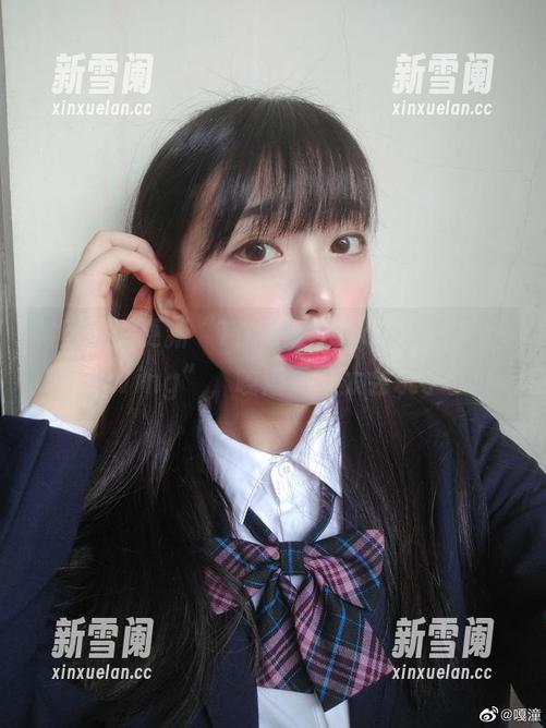 制服套图更新“There’ssomethingbrewing”，嘎潼真的太会玩了。