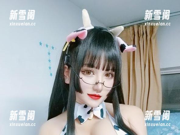 看，夏鸽鸽不想起床的透明jk，图片满含夏日的温柔。