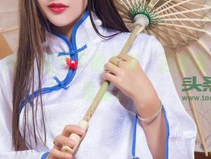 头条女神 – 图片下的尹菲，还是那只腿精没错。