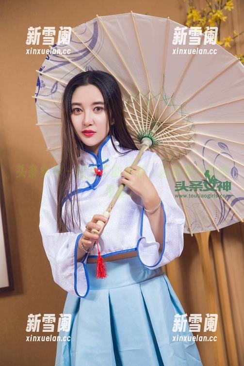 头条女神 - 图片下的尹菲，还是那只腿精没错。