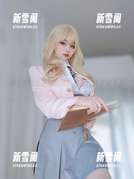 女主K的这款定制黑白作品，感觉像是从电影里走出来的角色呢。