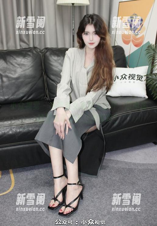 小众视觉 - 小苹果女友照大公开，原图里的撩草草是怎么回事啊？