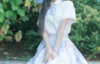 小鹿鹿shika的女孩写真：看这小脸儿，多像树上的苹果，随时掉下来哦。