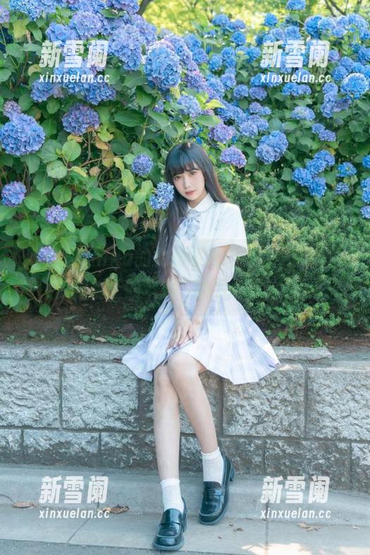 小鹿鹿shika的女孩写真：看这小脸儿，多像树上的苹果，随时掉下来哦。