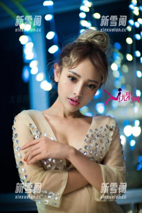 尤果网 - 翻看李焱的女王图集，我就在想，这位女王是不是也缺个忠诚的侍从？