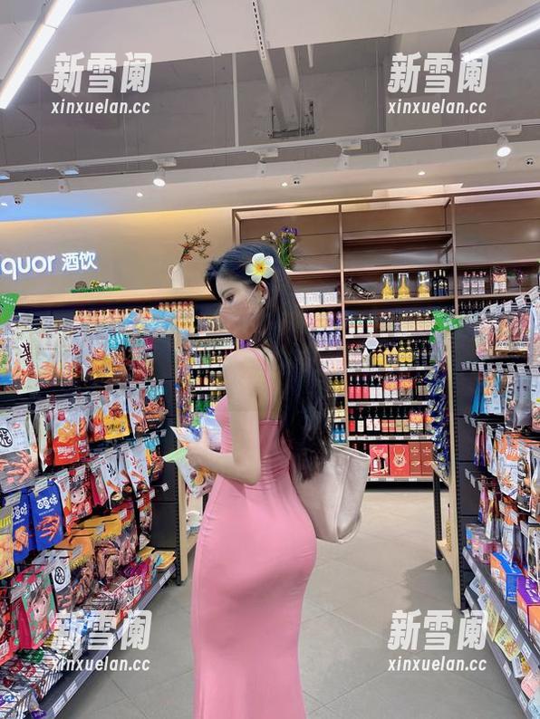 微密圈 - 就是阿朱啊天生适合婚纱？我自己穿一件，保险起见还是算了...
