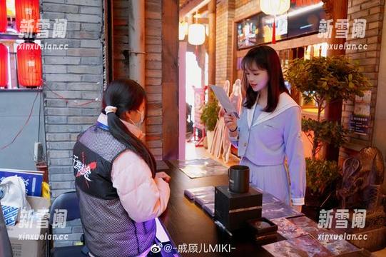 王者荣耀的貂蝉来啦！戚顾儿玩得不亦乐乎，私房美图不停！