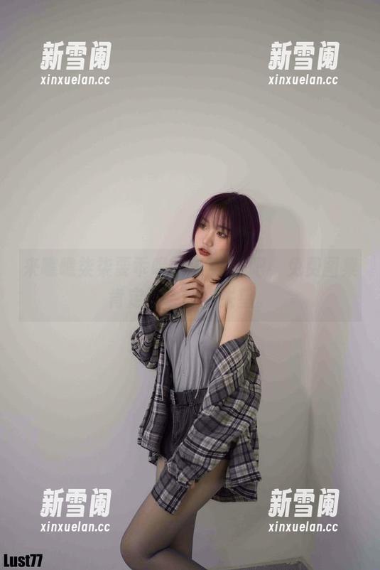 来瞧瞧柒柒要乖哦的午后JK吧，免费图集肯定不会让你失望。