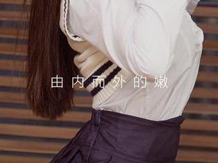 爱尤物 – 在一只香蕉船的作品中，船尾的姑娘就像是海上的悄悄话，让人无暇偷食，快来瞧瞧吧！