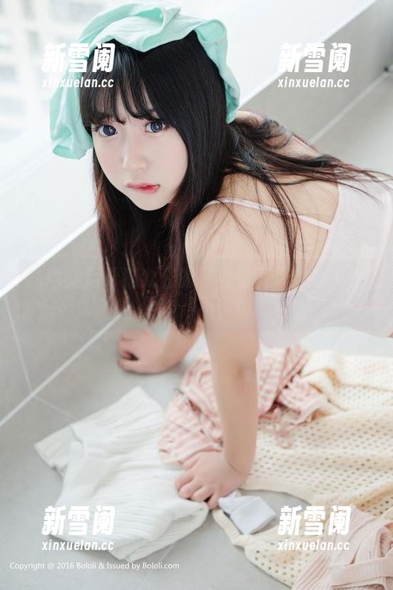 从电脑后看猫九酱的职业装写真：认真也要帅得不留情