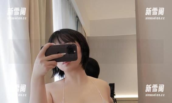 微密圈 - 套图里的美脚和我的反差，看来我得重整我的靓丽形象，毕竟瑜瑾u的气场太强！