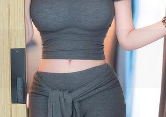 秀人网 – 制服写真里的尹甜甜，果然是能把任何角度拍得令人心旷神怡的百搭女神。