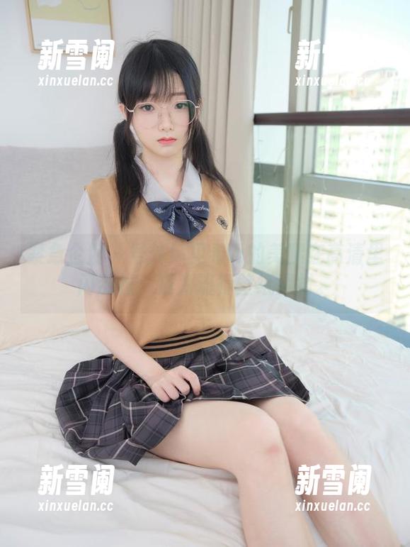 紧急企划 - 号外！见希w的美腿在高清里闪乱拉，成为流行壁纸素材。