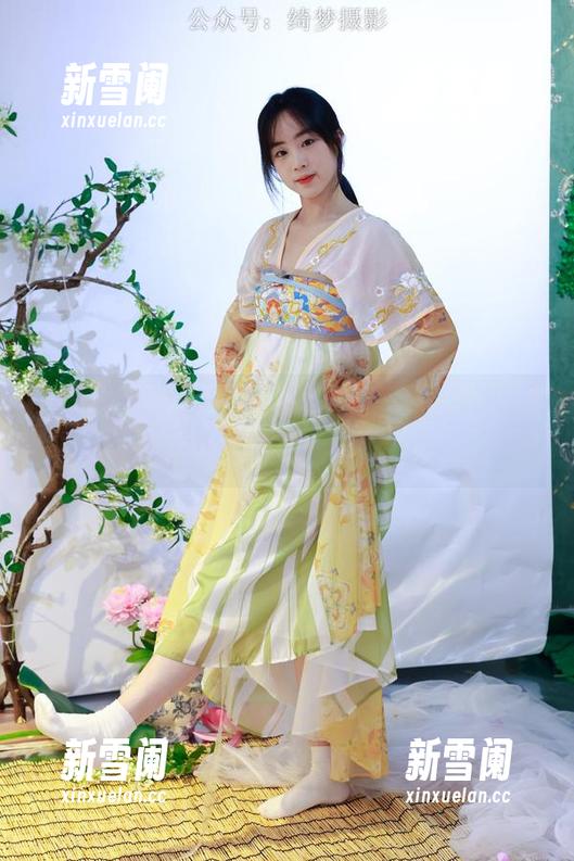 绮梦摄影 - 看，月月的户外写真，似乎树木都在为这套图投票，哈哈！