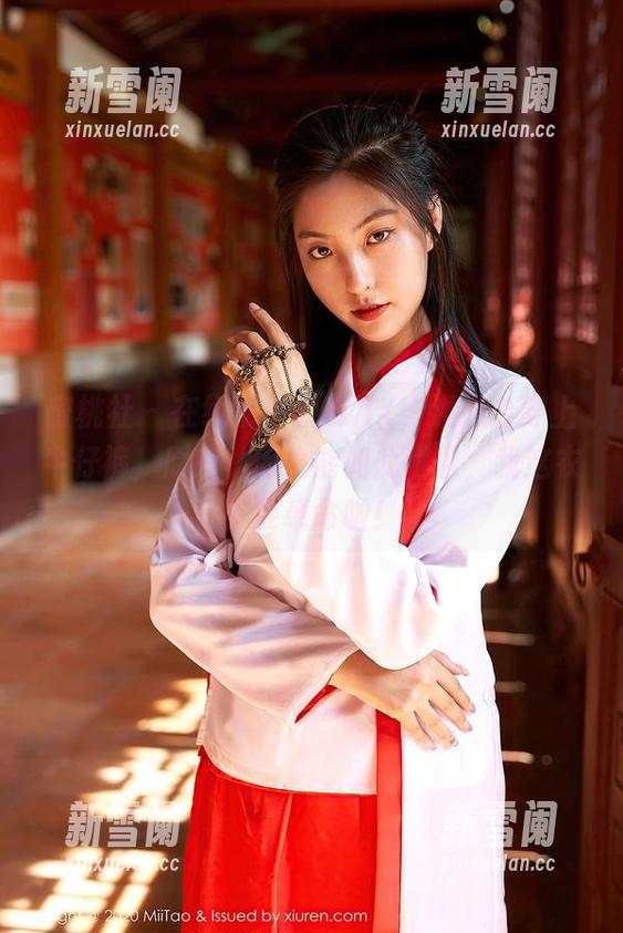 蜜桃社 - 在线求生欲MAX，温心怡穿上牛仔裤，原来休闲也能如此优雅，我这衣橱要革命啦！