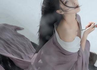 看蠢沫沫的高清“恶魔”系列，里面的情绪像是深夜的脑洞，神奇又奇怪。