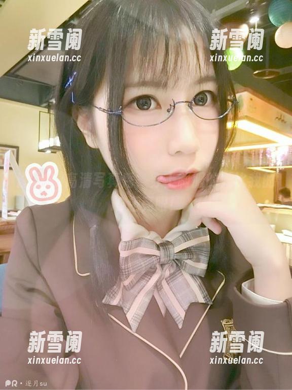 逐月Su高清写真秀，穿上制服的她比我的IQ还亮眼！