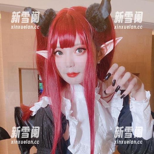 在雪猫这里，白裙也能够高清演绎出别样的俏皮与闲适。