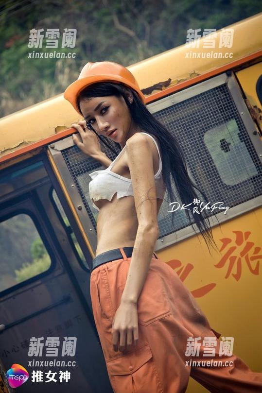 青豆客 - 娜依灵儿的美图，竟把圣诞的树好给晃动了！
