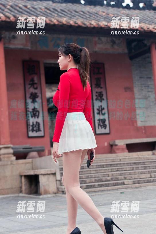 魔镜街拍 - 福利时间来啦婷婷的白色吊带连衣裙，黑丝美腿美得让人手抖的小图包！