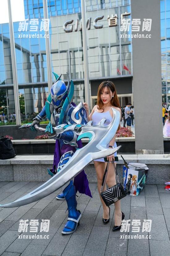 魔镜街拍 - 婷婷的粉裙事业：销售主管的写真分享与职场失误大揭秘