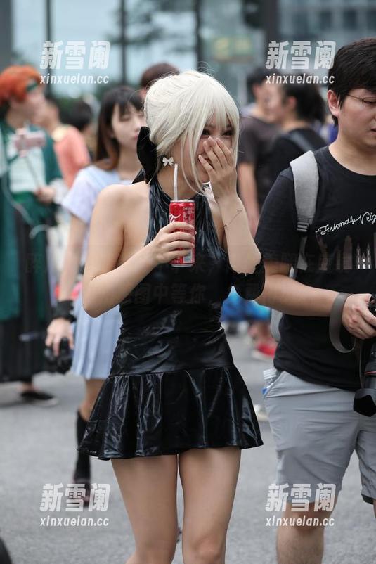 醉后的视线都停不下来，肉丝美腿在魔镜街拍原图中等你，免费得！