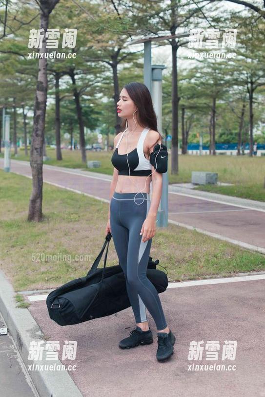 再看一遍不嫌多：魔镜街拍图包里的牛仔热裤美女，简直是视觉小妖精！